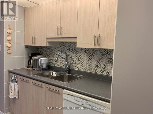 808 - 45 Huntingdale Boulevard, Toronto, ON - Indoor Photo Showing Kitchen With Double Sink