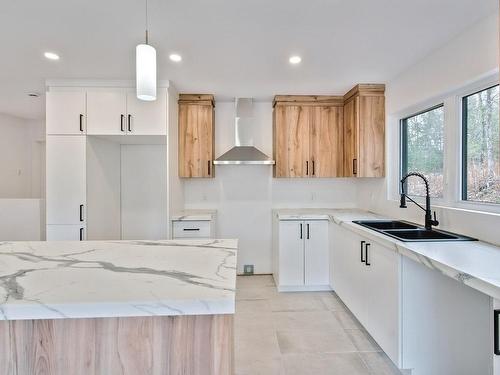 Cuisine - 120 Ch. Du Lac-Clair, Val-Des-Monts, QC - Indoor Photo Showing Kitchen With Double Sink