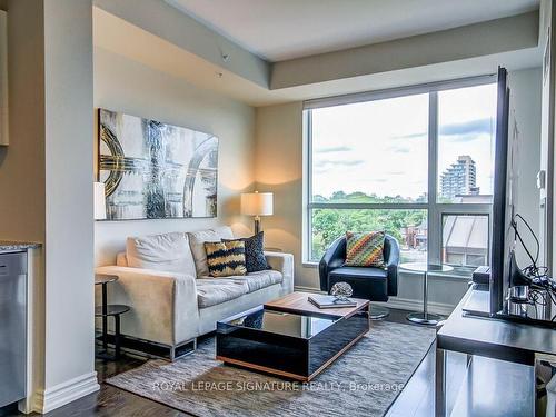 419-23 Glebe Rd W, Toronto, ON - Indoor Photo Showing Living Room