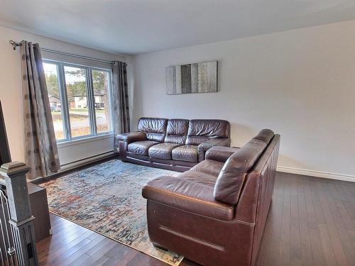 Salon - 379 Rue D'Évain, Rouyn-Noranda, QC - Indoor Photo Showing Living Room