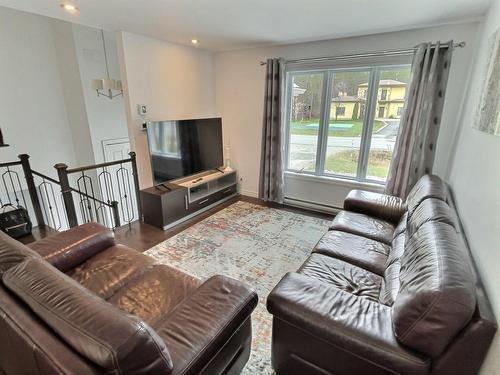 Salon - 379 Rue D'Évain, Rouyn-Noranda, QC - Indoor Photo Showing Living Room