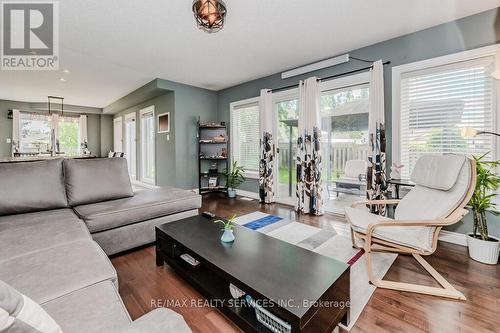 100 Acorn Way, Cambridge, ON - Indoor Photo Showing Living Room