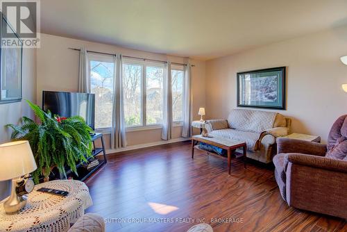 11 Hawley Court, Loyalist (Bath), ON - Indoor Photo Showing Living Room