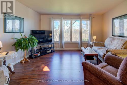 11 Hawley Court, Loyalist (Bath), ON - Indoor Photo Showing Living Room