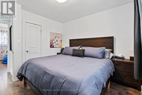 417 Clare Avenue, Welland (769 - Prince Charles), ON - Indoor Photo Showing Bedroom