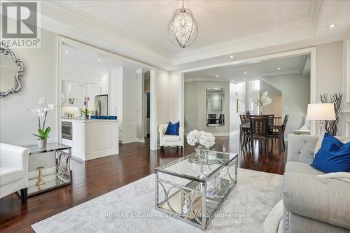 8 Felicia Court, Hamilton, ON - Indoor Photo Showing Living Room