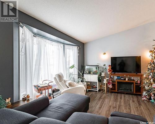 2034 Pineridge Crescent, Waldheim, SK - Indoor Photo Showing Living Room