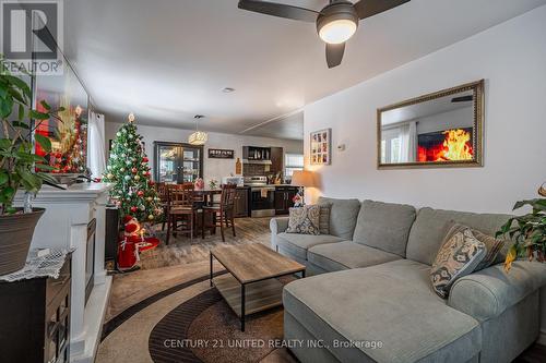 31 Pearce Street, Marmora And Lake, ON - Indoor Photo Showing Living Room