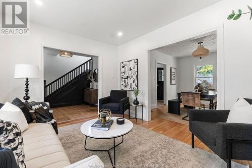 1373 Dougall Avenue, Windsor, ON - Indoor Photo Showing Living Room