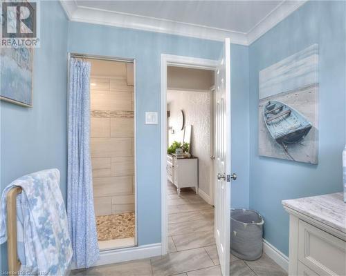 Bathroom with vanity, curtained shower, and ornamental molding - 19 Halifax Drive, Kitchener, ON - Indoor