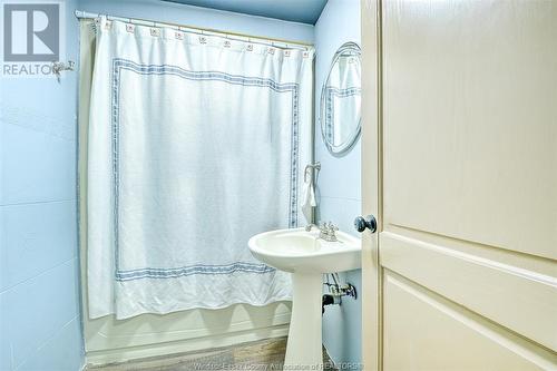 2600 Chick Court, Windsor, ON - Indoor Photo Showing Bathroom