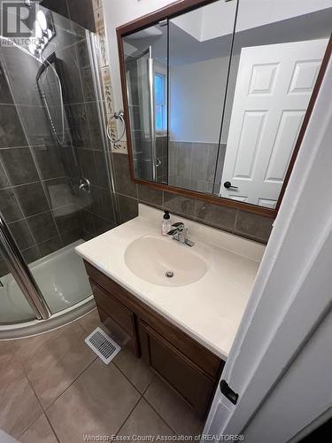 1748 Kildare Road Unit# A, Windsor, ON - Indoor Photo Showing Bathroom