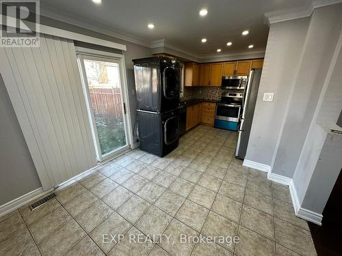 25 Prince Crescent E, Brampton, ON - Indoor Photo Showing Kitchen