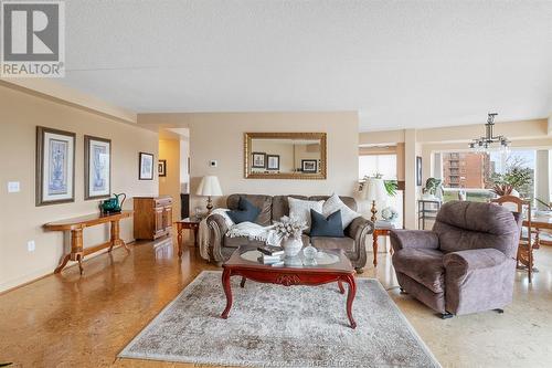 99 Robson Road, Leamington, ON - Indoor Photo Showing Living Room