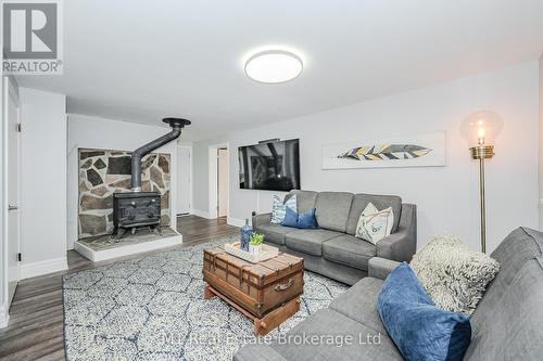 5485 Highway 6 N, Guelph/Eramosa, ON - Indoor Photo Showing Living Room