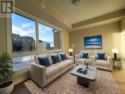 947 Mishi Pvt, Ottawa, ON - Indoor Photo Showing Living Room