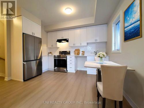 947 Mishi Pvt, Ottawa, ON - Indoor Photo Showing Kitchen