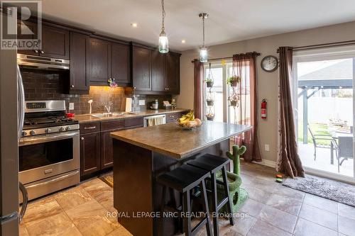 179 Classic Avenue, Welland (773 - Lincoln/Crowland), ON - Indoor Photo Showing Kitchen With Double Sink