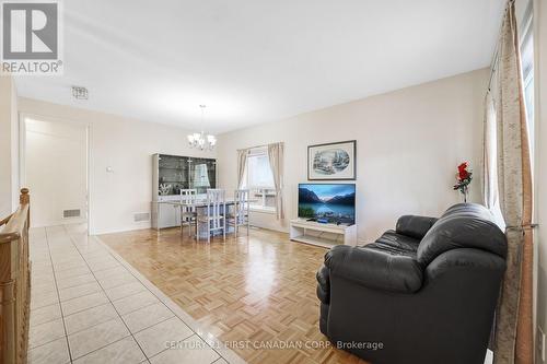 281 Sunny Meadow Boulevard, Brampton (Sandringham-Wellington), ON - Indoor Photo Showing Living Room