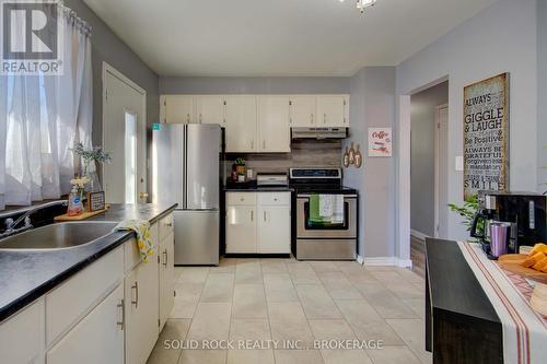 33 Derby Gate Crescent, Kingston (East Of Sir John A. Blvd), ON - Indoor Photo Showing Kitchen