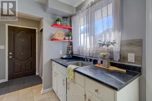 33 Derby Gate Crescent, Kingston (East Of Sir John A. Blvd), ON - Indoor Photo Showing Kitchen