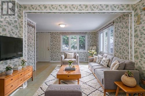 15 Flora Drive, Innisfil, ON - Indoor Photo Showing Living Room