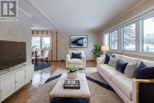 15 Flora Drive, Innisfil, ON - Indoor Photo Showing Living Room