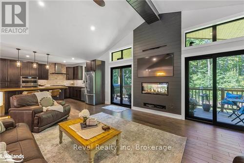 704 Rue Lafontaine Road, Tiny, ON - Indoor Photo Showing Living Room