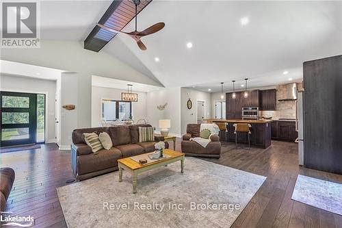 704 Rue Lafontaine Road, Tiny, ON - Indoor Photo Showing Living Room