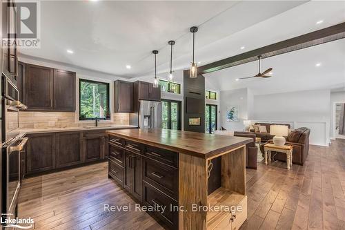 704 Rue Lafontaine Road, Tiny, ON - Indoor Photo Showing Kitchen With Upgraded Kitchen