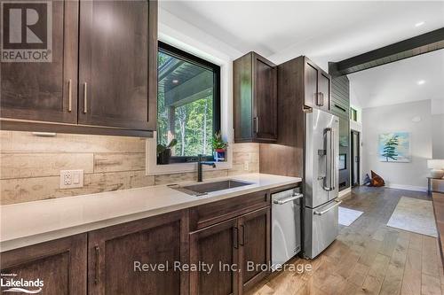 704 Rue Lafontaine Road, Tiny, ON - Indoor Photo Showing Kitchen