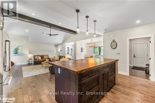 704 Rue Lafontaine Road, Tiny, ON - Indoor Photo Showing Kitchen