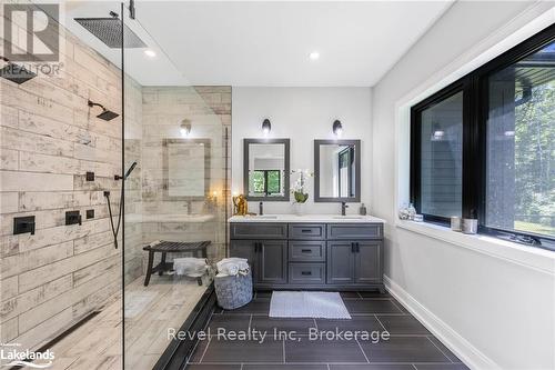 704 Rue Lafontaine Road, Tiny, ON - Indoor Photo Showing Bathroom