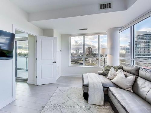 517-7 Kenaston Gdns, Toronto, ON - Indoor Photo Showing Living Room