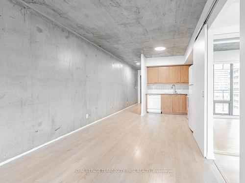 804-22 Wellesley St E, Toronto, ON - Indoor Photo Showing Kitchen