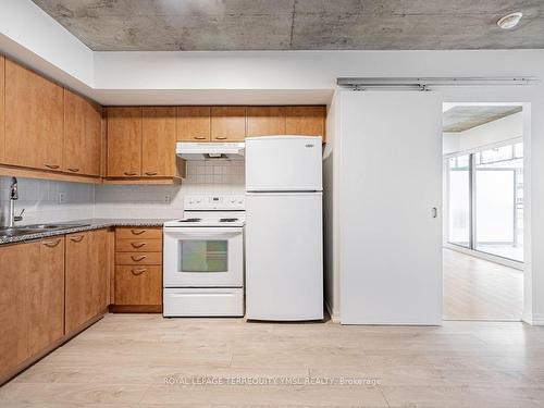 804-22 Wellesley St E, Toronto, ON - Indoor Photo Showing Kitchen