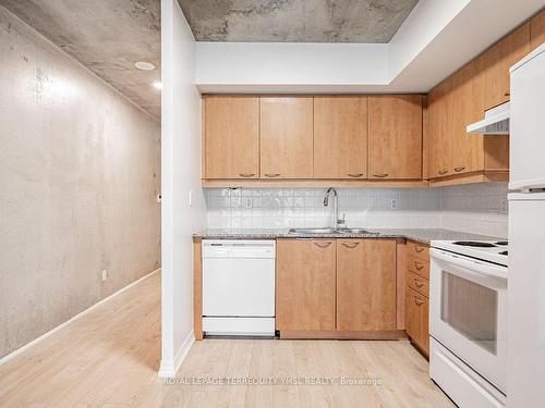 804-22 Wellesley St E, Toronto, ON - Indoor Photo Showing Kitchen