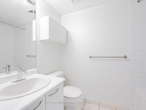 804-22 Wellesley St E, Toronto, ON - Indoor Photo Showing Bathroom