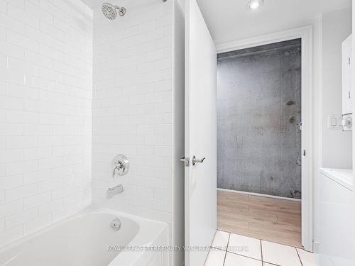 804-22 Wellesley St E, Toronto, ON - Indoor Photo Showing Bathroom