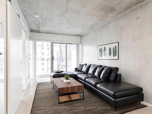 804-22 Wellesley St E, Toronto, ON - Indoor Photo Showing Living Room