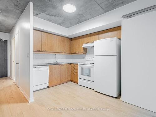 804-22 Wellesley St E, Toronto, ON - Indoor Photo Showing Kitchen