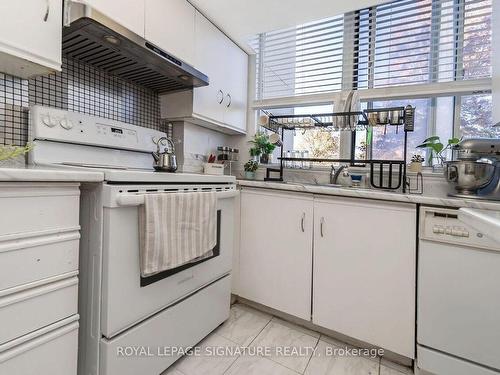 106-1001 Cedarglen Gate, Mississauga, ON - Indoor Photo Showing Kitchen