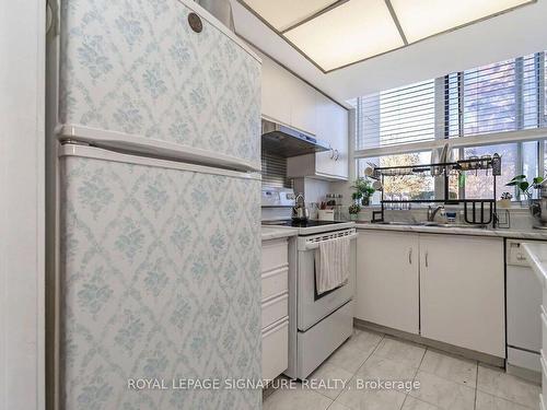 106-1001 Cedarglen Gate, Mississauga, ON - Indoor Photo Showing Kitchen