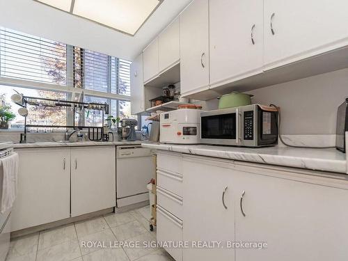 106-1001 Cedarglen Gate, Mississauga, ON - Indoor Photo Showing Kitchen