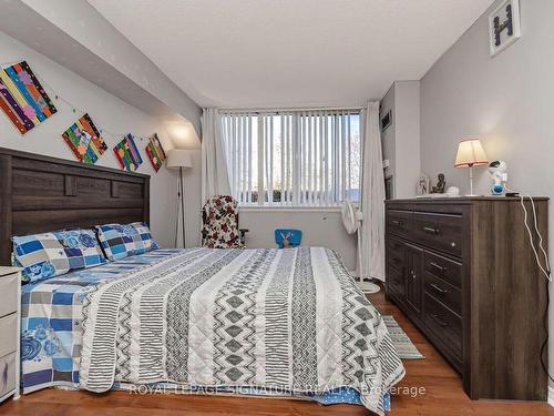 106-1001 Cedarglen Gate, Mississauga, ON - Indoor Photo Showing Bedroom