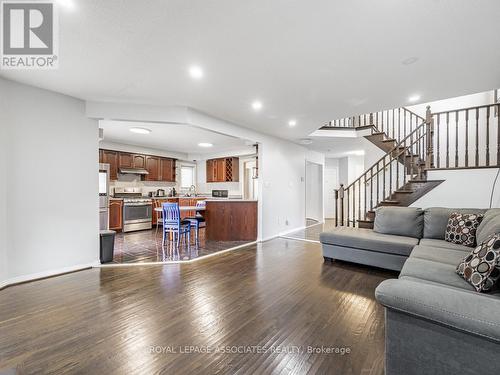 5439 Razor Bill Court, Mississauga, ON - Indoor Photo Showing Living Room