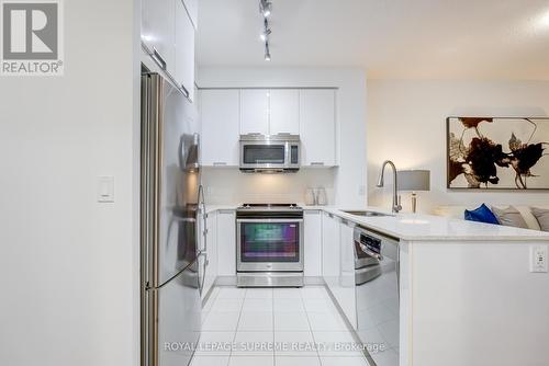 601 - 75 Eglinton Avenue W, Mississauga, ON - Indoor Photo Showing Kitchen With Upgraded Kitchen