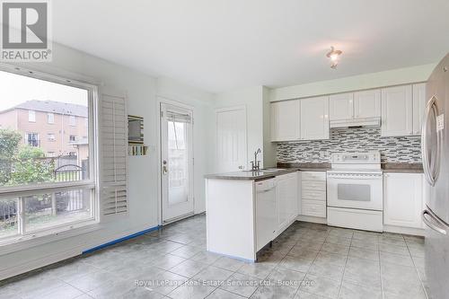 455 Postridge Drive, Oakville (1018 - Wc Wedgewood Creek), ON - Indoor Photo Showing Kitchen With Upgraded Kitchen