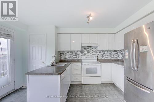 455 Postridge Drive, Oakville (1018 - Wc Wedgewood Creek), ON - Indoor Photo Showing Kitchen With Double Sink With Upgraded Kitchen