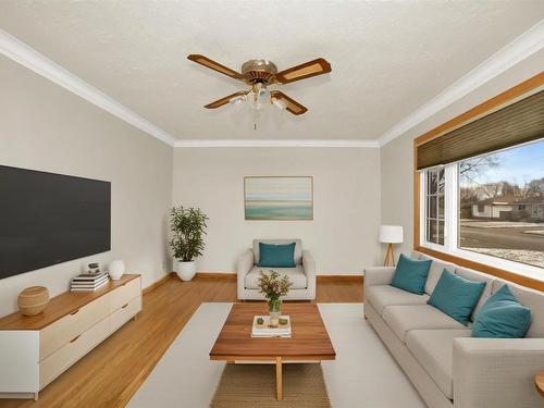 2615 Donald Street E, Thunder Bay, ON - Indoor Photo Showing Living Room